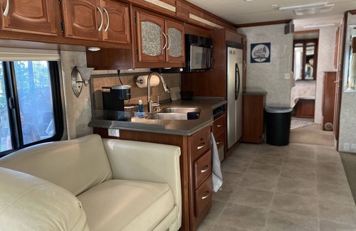 Mayfield Casa | Glamping at its best-40 ft RV w/full amenities on all-sports lake Traverse City