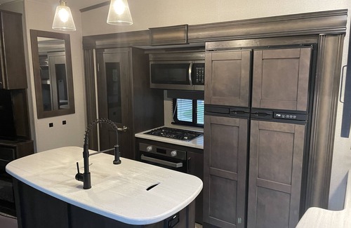 McKenna Casa | Glamping at the RMR farmstead WITH HOT TUB