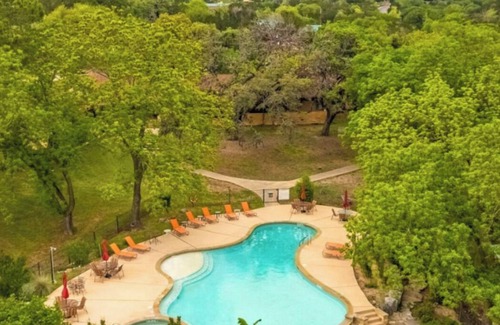 Medina Cabina | Glamping Bunkhouse: Tx Hill Country Resort + Pool