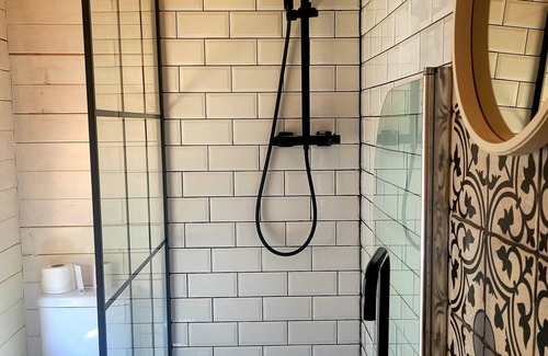Wainhouse Corner Cabina | Glamping Cabin on a Small Holding w/ Private Hot Tub