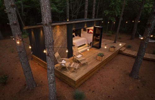 Guntersville Casa | Glamping cabin with private deck and hot tub!