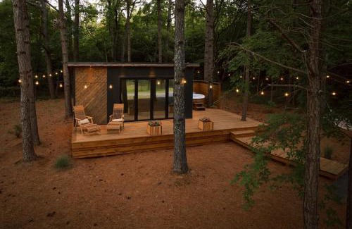 Guntersville Casa | Glamping cabin with private deck and hot tub!