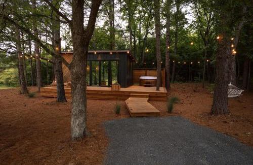 Guntersville Casa | Glamping cabin with private deck and hot tub!