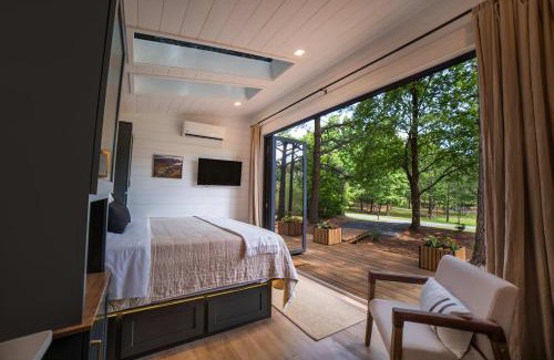 Guntersville Casa | Glamping cabin with private deck and hot tub!