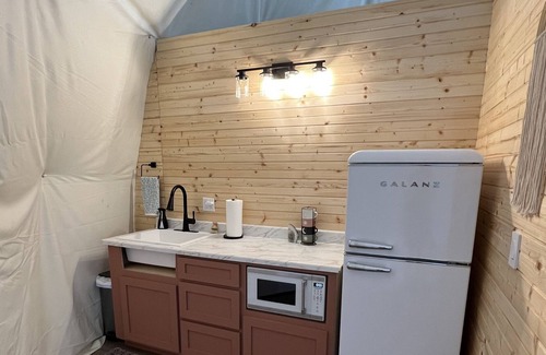 Pipe Creek Alquiler De RV | Glamping Dome in the Hill country w/amazing views, private hot tub, & fire pit.