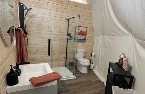 Pipe Creek Alquiler De RV | Glamping Dome in the Hill country w/amazing views, private hot tub, & fire pit.