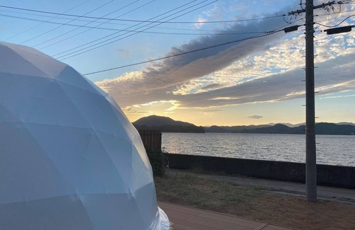 Onomichi Casa | Glamping dome tent bathed in the setting sun in Se / Onomichi Hiroshima