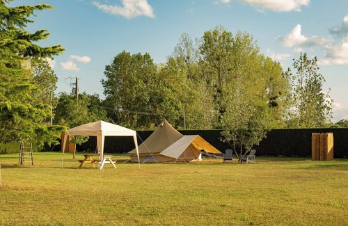 Allonnes Alquiler De RV | Glamping 'Hébergement Insolite En Tente' con jardín privado