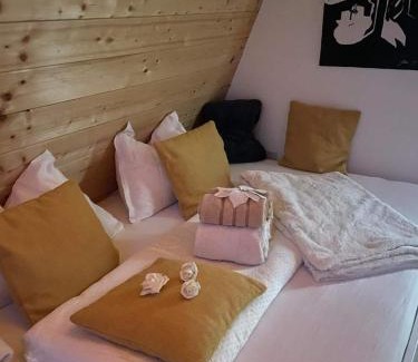 Gorenja Vas pri Smarjeti Casa | Glamping Holiday House with terrace and sauna- no hot tub- Hisa oddiha