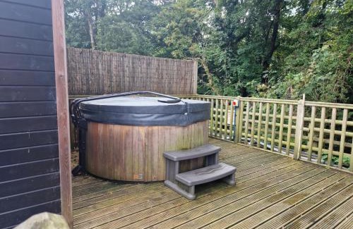Llanfair Caereinion Casa | Glamping Hut - Riverside 1