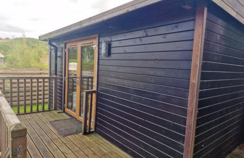 Llanfair Caereinion Casa | Glamping Hut - Riverside 1