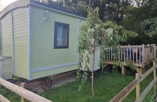 Llanfair Caereinion Chalet De Esquí | Glamping Hut - Sleeps 2 hot tub & parking