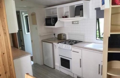 Llanfair Caereinion Chalet De Esquí | Glamping Hut - Sleeps 2 hot tub & parking