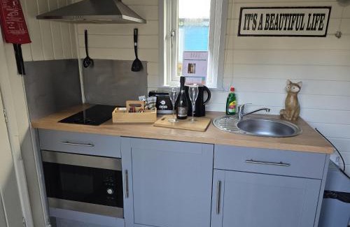 Llanfair Caereinion Casa | Glamping Hut - Sleeps 2 hot tub & parking