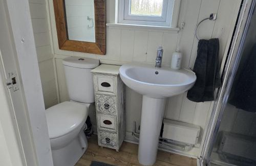 Llanfair Caereinion Casa | Glamping Hut - Sleeps 2 hot tub & parking