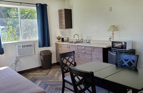 Stevenson Alquiler De RV | Glamping in style with shared showers and restrooms. Sleeps 3 adults comfortably