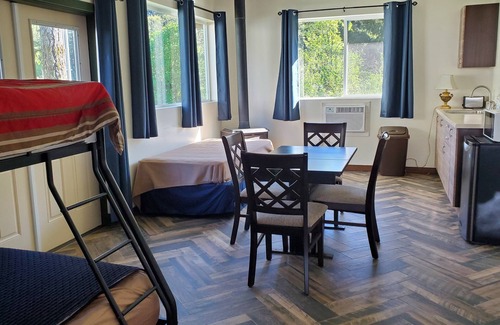 Stevenson Alquiler De RV | Glamping in style with shared showers and restrooms. Sleeps 3 adults comfortably