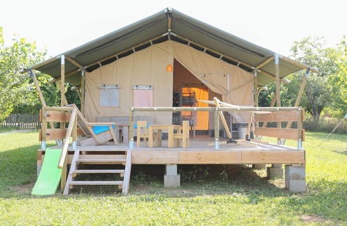 Jayac Alquiler De RV | Glamping 'Safarilodge Standard Tent 5 4 Pers' con piscina compartida, terraza privada y Wi-Fi