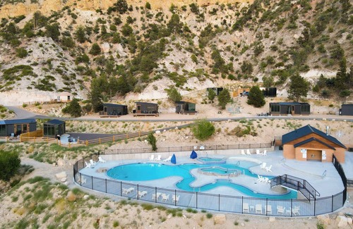 Orderville Alquiler De RV | Tienda Glamping # 8 en East Zion Resort (Dos camas Queen)