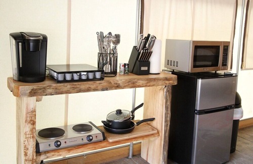 Orderville Alquiler De RV | Tienda Glamping # 4 en East Zion Resort (Dos camas Queen)