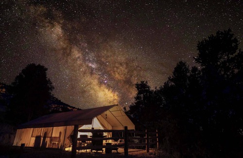 Orderville Alquiler De RV | Tienda Glamping # 2 en East Zion Resort (Dos camas Queen)