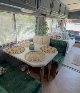 Waterlooville Otro | Glamping Vintage RV Stay