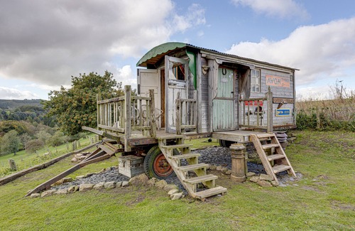 Scarborough Cabina | Glamping Wagon - 1 x Double Bed, 2 x Single Bed