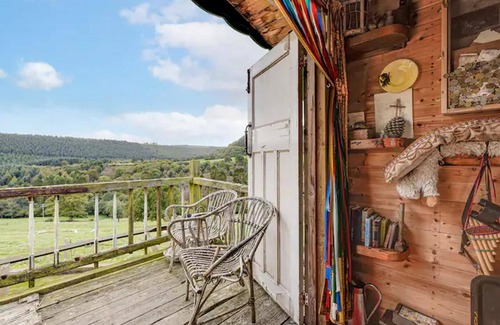 Scarborough Cabina | Glamping Wagon - 1 x Double Bed, 2 x Single Bed
