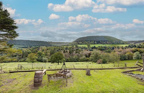 Scarborough Cabina | Glamping Wagon - 1 x Double Bed, 2 x Single Bed