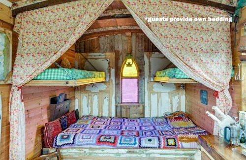Scarborough Casa | Glamping Wagon - 1 x Double Bed 2 x Single Bed