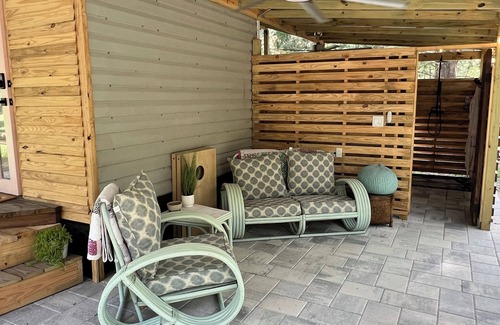 Gainesville Cabina | Glamping with A/C bedroom and luxury bath near UF and Springs