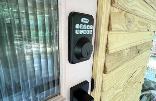 Gainesville Cabina | Glamping with A/C bedroom and luxury bath near UF and Springs