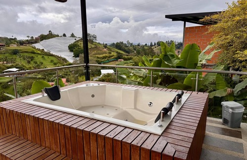 El Penol Chalet De Esquí | GLAMPING CON PISCINA Y JACUZZI EN GUATAPE
