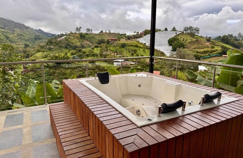 El Penol Chalet De Esquí | GLAMPING CON PISCINA Y JACUZZI EN GUATAPE
