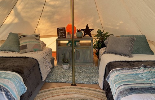 Desert Hot Springs Complejo | Glampsite Resort Near Joshua Tree with 4 Canvas Yurt Tents and Pool!