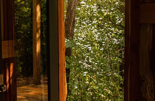 Mohawk Cabina | GlampVentures "Cedar Suncatcher" @river/lake near Smoky Mtns