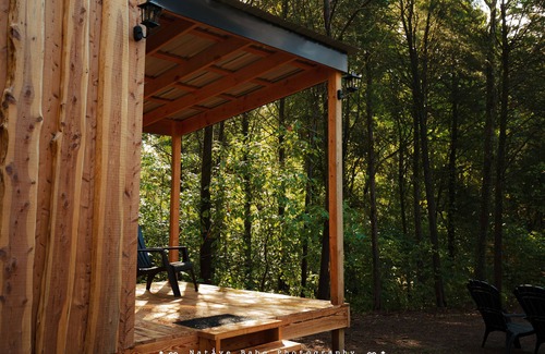 Mohawk Cabina | GlampVentures "Cedar Suncatcher" @river/lake near Smoky Mtns