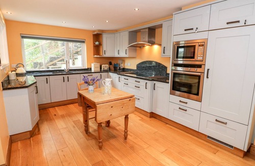 Porthgain Cabaña | GLAN Y MOR, pet friendly, country holiday cottage in St Davids