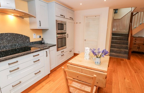 Porthgain Cabaña | GLAN Y MOR, pet friendly, country holiday cottage in St Davids