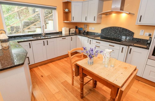 Porthgain Cabaña | GLAN Y MOR, pet friendly, country holiday cottage in St Davids