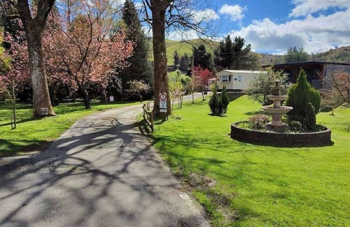 Llanfair Caereinion Cabina | Glan yr Afon Un - Relax, Recuperate, Enjoy