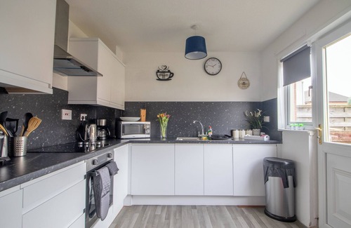 Tollcross Casa | Glasgow, spacious 2 bed house, suitable for family and contractors