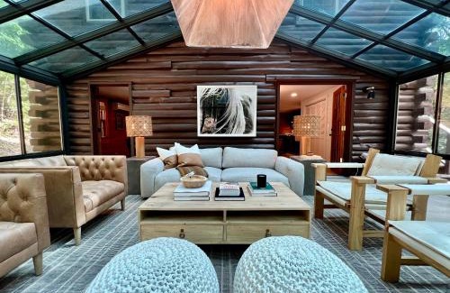 Eureka Springs Casa | Glass Cabin
