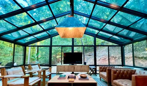 Eureka Springs Casa | Glass Cabin