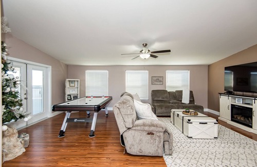 Bullhead City Casa | Glass deck, dogs, sandy beach, private dock