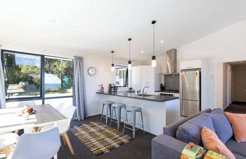 Paroa Casa | Glass Horizon - Rutherglen Holiday Home