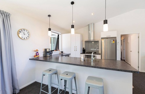 Paroa Casa | Glass Horizon - Rutherglen Holiday Home