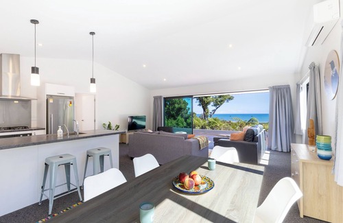 Paroa Casa | Glass Horizon - Rutherglen Holiday Home