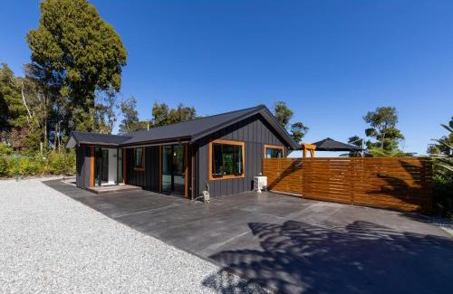 Paroa Casa | Glass Horizon - Rutherglen Holiday Home