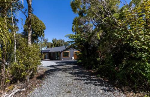 Paroa Casa | Glass Horizon - Rutherglen Holiday Home